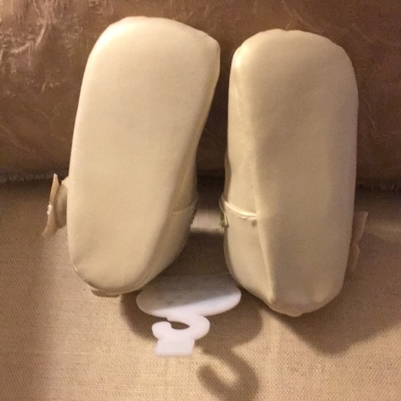 Three pairs of baby shoes - Picture 8 of 16